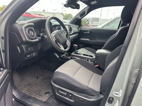 Used 2023 Toyota Tacoma TRD Off-Road w/ Technology Package AWD/4WD image 9