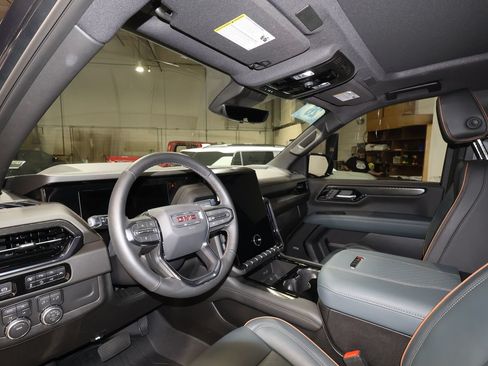 Used 2026 GMC Yukon AT4 w/ AT4 Premium Package AWD/4WD image 9