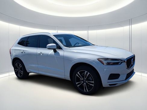 Used 2020 Volvo XC60 T6 Momentum image 2