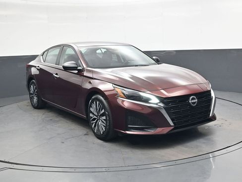 Used 2024 Nissan Altima 2.5 SV image 1