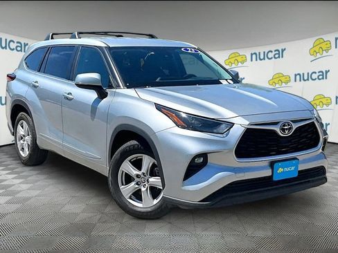 Used 2023 Toyota Highlander LE FWD image 1