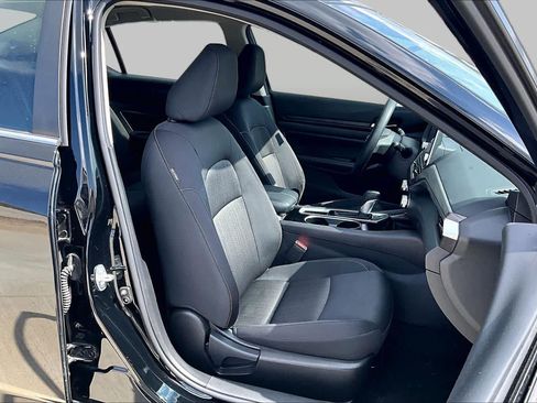 Used 2024 Nissan Altima 2.5 SV FWD image 9
