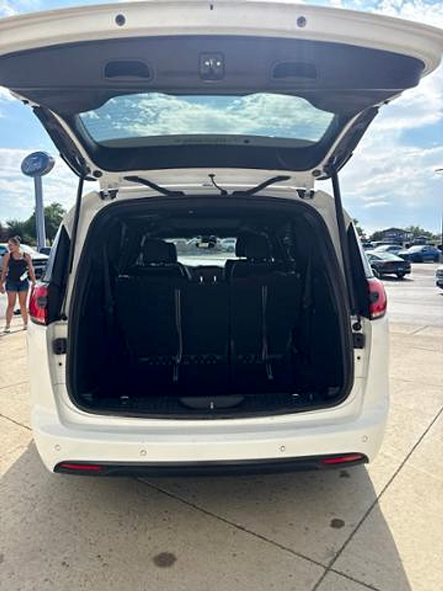 Used 2025 Chrysler Pacifica Limited FWD image 7