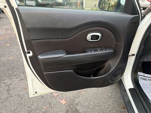 Used 2017 Kia Soul + image 23