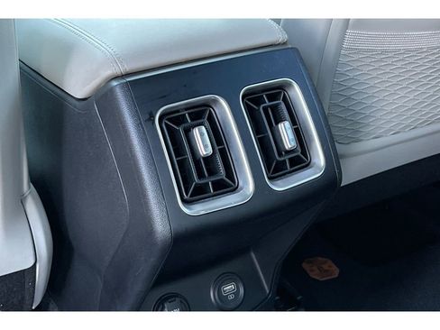 Used 2022 Kia Sorento EX w/ Panoramic Sunroof Package image 44