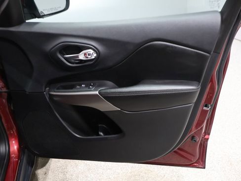 Used 2019 Jeep Cherokee Limited image 23