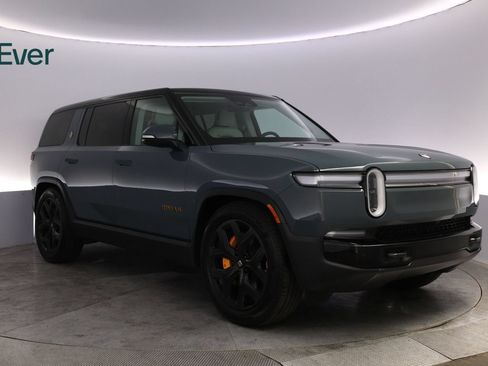 Used 2025 Rivian R1S Premium Dual AWD/4WD image 13