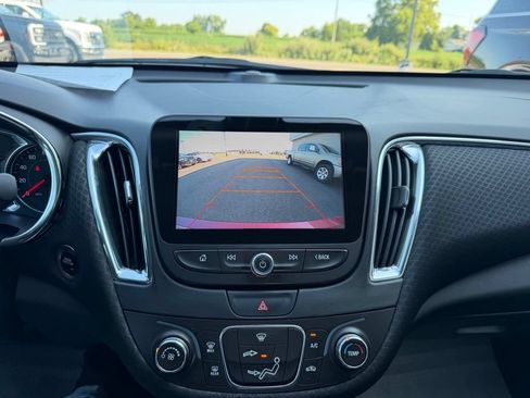 Used 2017 Chevrolet Malibu LT FWD image 13