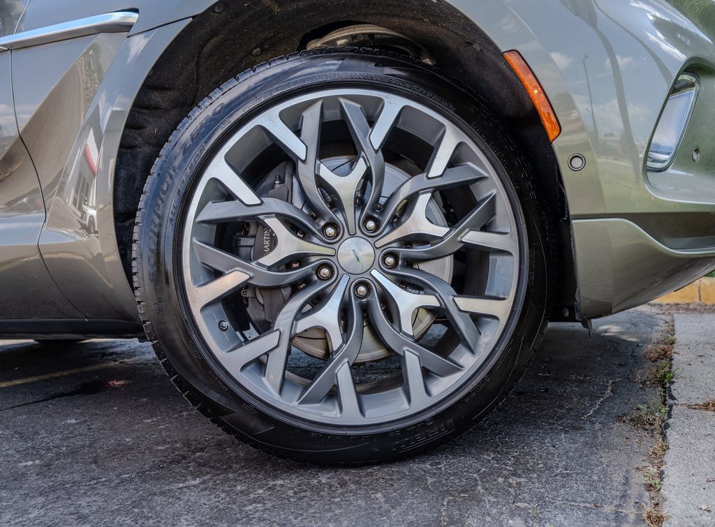 Used 2023 Aston Martin DBX AWD/4WD image 30
