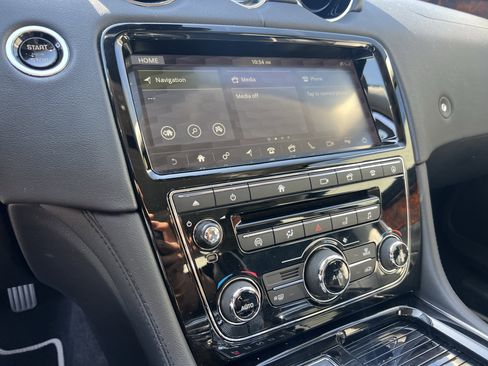 Used 2019 Jaguar XJ R-Sport RWD image 32