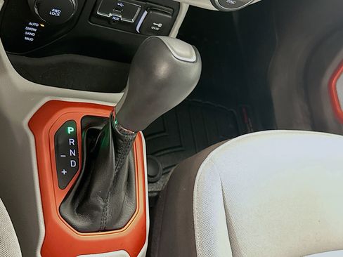 Used 2015 Jeep Renegade Latitude w/ Popular Equipment Group AWD/4WD image 25