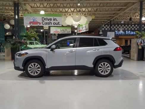 Used 2022 Toyota Corolla Cross LE image 11