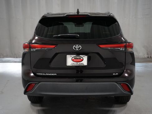 Certified 2021 Toyota Highlander XLE FWD image 7