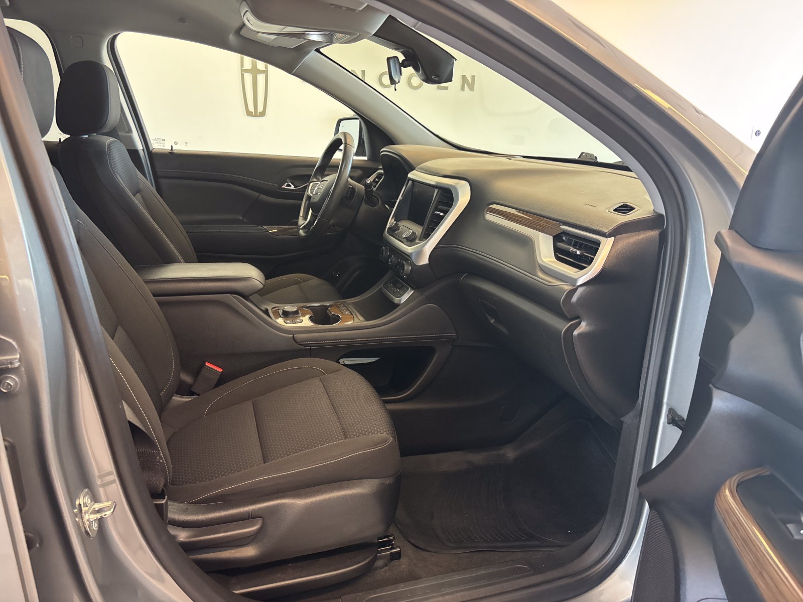 Used 2023 GMC Acadia SLE w/ Driver Convenience Package FWD image 6