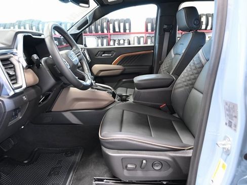 Used 2025 GMC Canyon Denali image 13