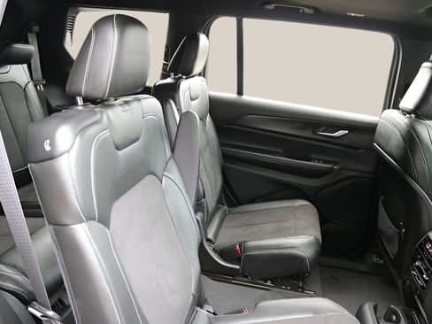 Used 2024 Jeep Grand Cherokee L Altitude AWD/4WD image 19