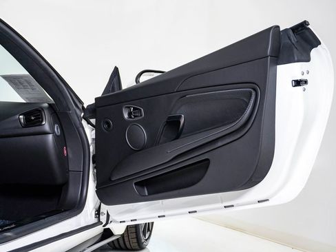 Used 2021 Aston Martin DB11 Coupe image 19