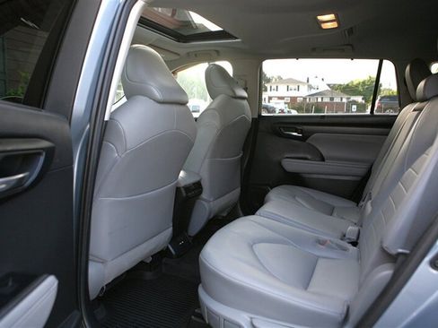 Used 2020 Toyota Highlander XLE AWD/4WD image 13