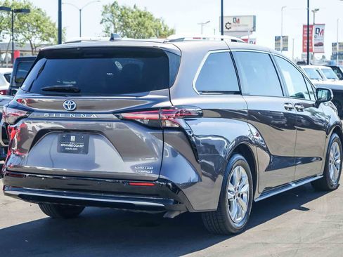 Used 2022 Toyota Sienna Limited FWD image 4