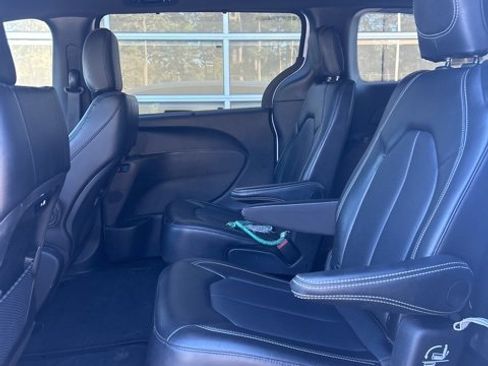 Used 2025 Chrysler Pacifica Select image 9
