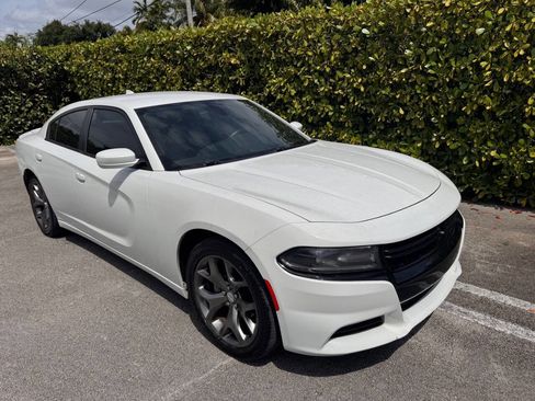Used 2015 Dodge Charger SXT RWD image 1