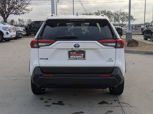 Used 2022 Toyota RAV4 LE image 7