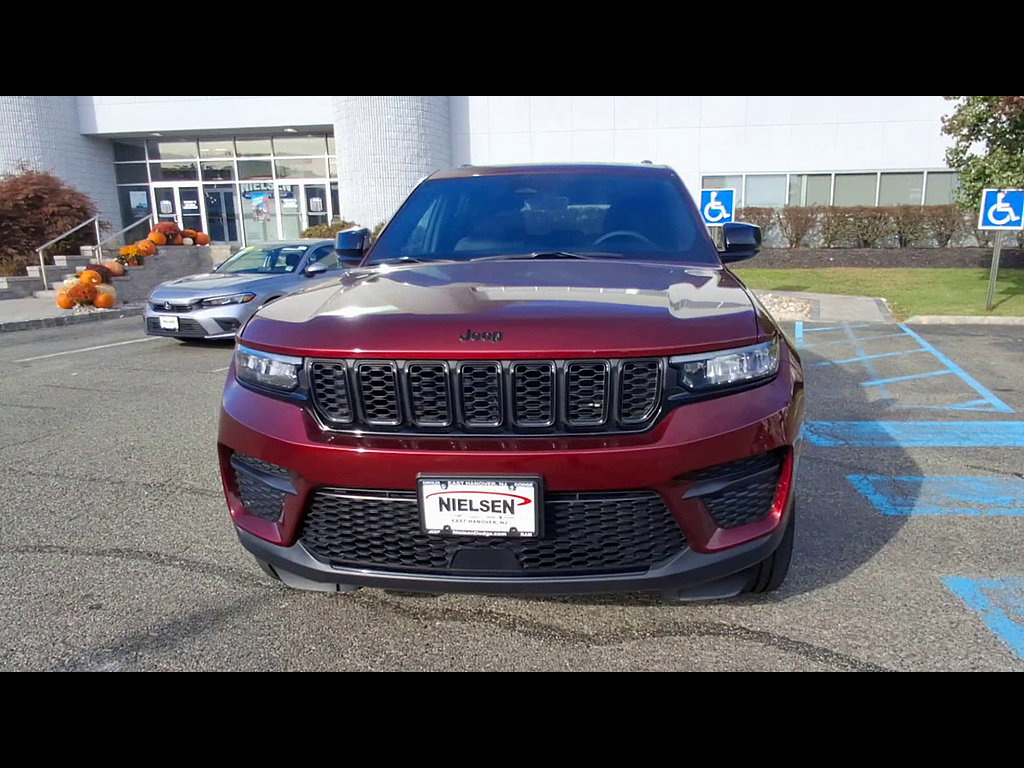 Used 2025 Jeep Grand Cherokee Altitude AWD/4WD image 3