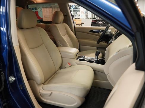 Used 2019 Nissan Pathfinder SV image 33