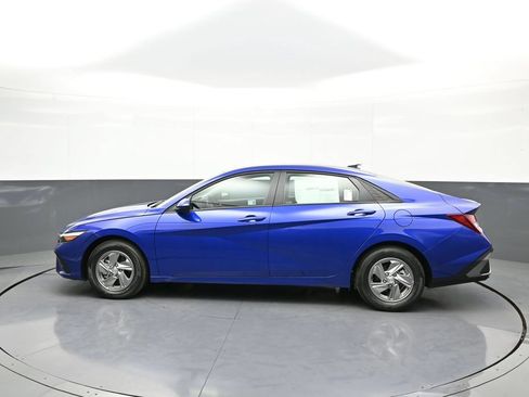 Certified 2025 Hyundai Elantra SE FWD image 9