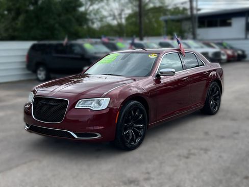 Used 2018 Chrysler 300 Touring w/ Chrome Appearance Package image 1