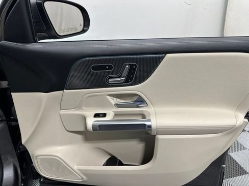 Used 2021 Mercedes-Benz GLB 250 4MATIC image 31