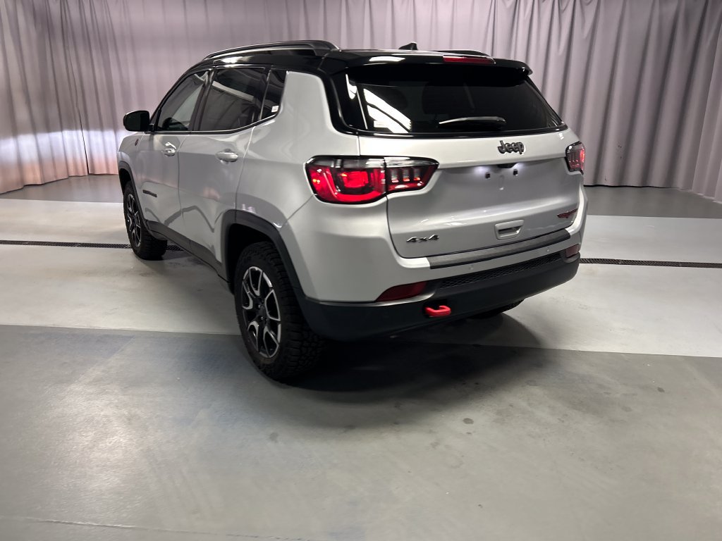 Used 2025 Jeep Compass Trailhawk AWD/4WD image 5