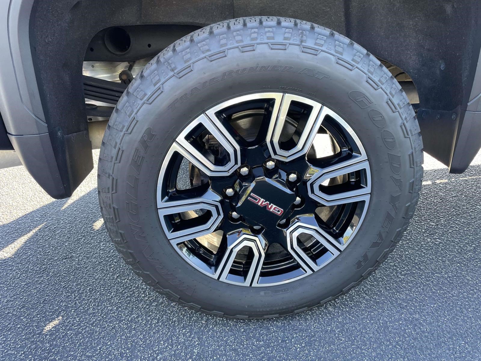Used 2023 GMC Sierra 2500 AT4 w/ AT4 Preferred Package AWD/4WD image 14