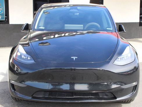 Used 2023 Tesla Model Y Long Range AWD/4WD image 2