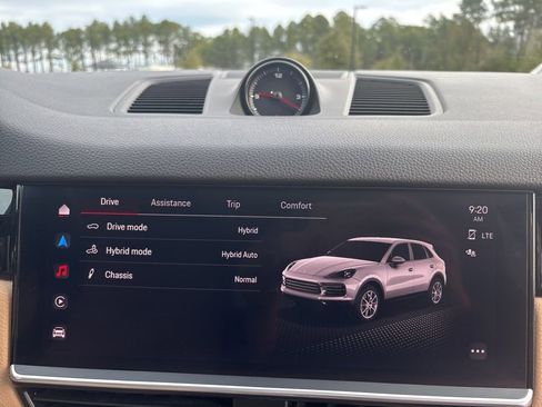 Used 2022 Porsche Cayenne Platinum Edition image 40