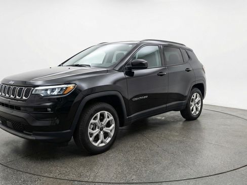 Used 2025 Jeep Compass Latitude image 3
