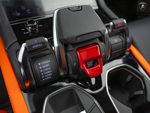 Used 2025 Lamborghini Urus SE image 30