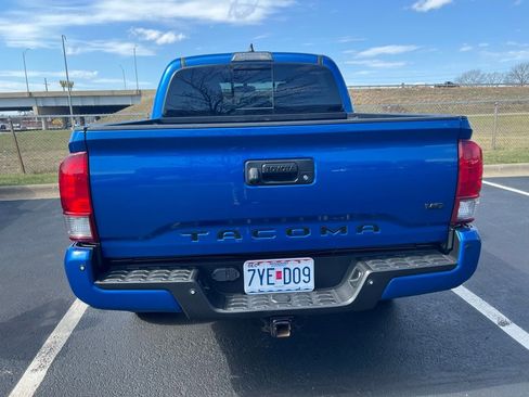 Used 2017 Toyota Tacoma TRD Off-Road image 6