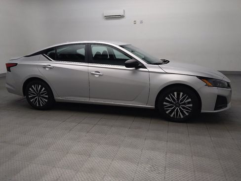 Used 2025 Nissan Altima 2.5 SV FWD image 11