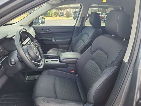 Used 2025 Nissan Pathfinder SV image 10