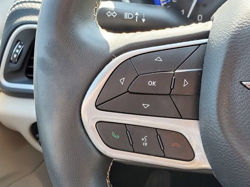 Used 2023 Chrysler Pacifica Touring-L AWD/4WD image 11