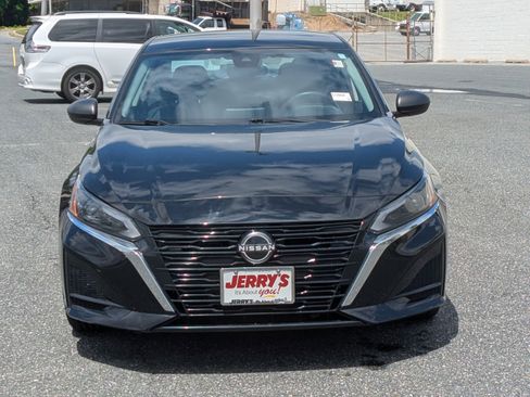 Used 2024 Nissan Altima 2.5 SV FWD image 2