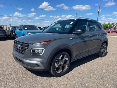 Used 2024 Hyundai Venue Limited FWD image 3