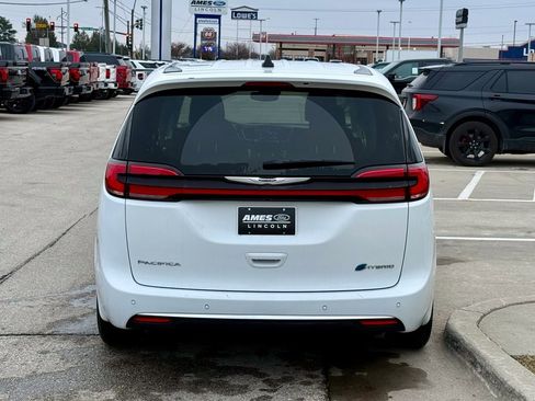 Used 2024 Chrysler Pacifica Select image 4