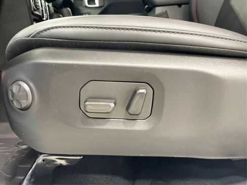 Used 2024 Jeep Wrangler Unlimited Rubicon w/ Technology Group AWD/4WD image 31