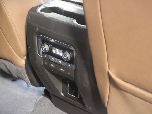Used 2025 Chevrolet Tahoe High Country AWD/4WD image 11