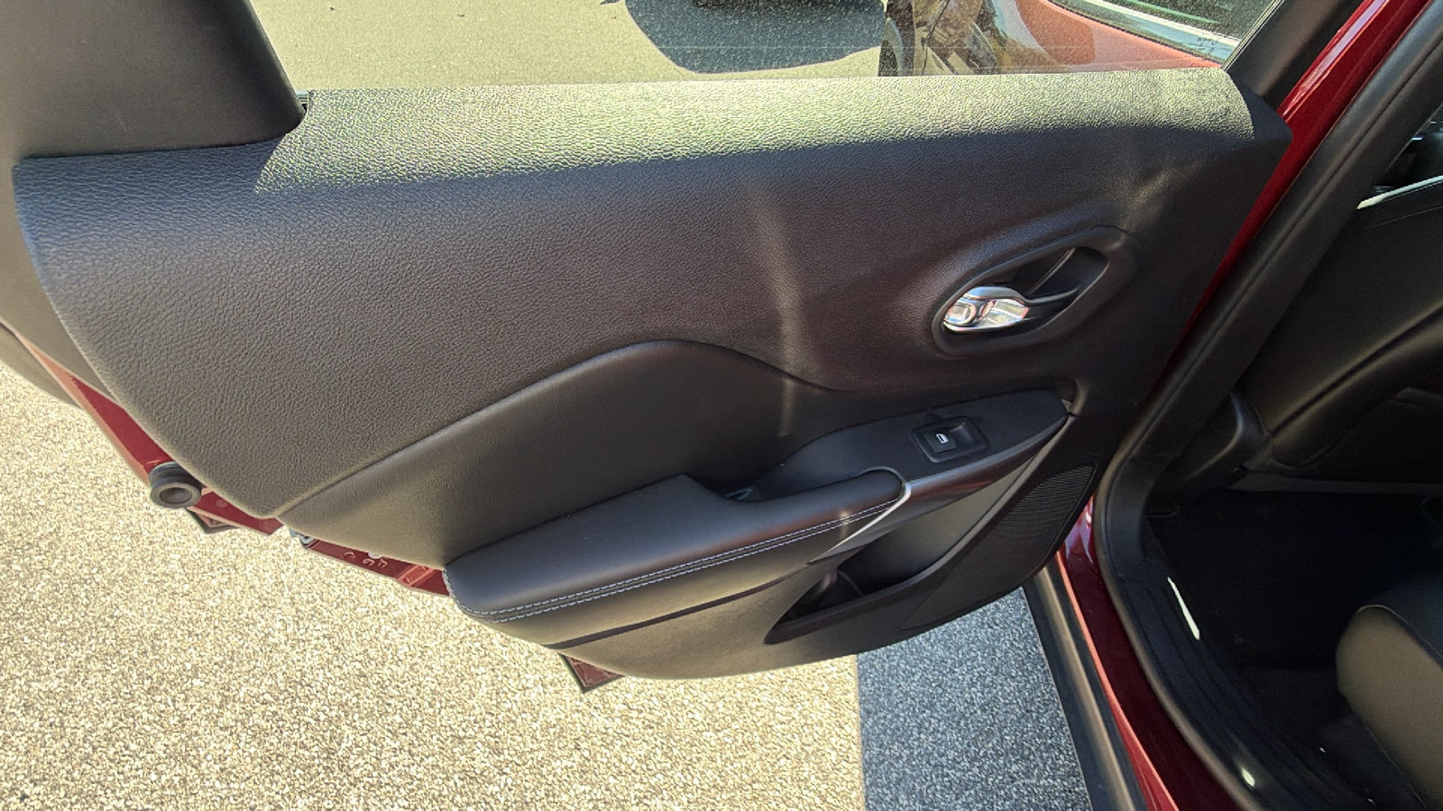 Used 2019 Jeep Cherokee Latitude Plus AWD/4WD image 22