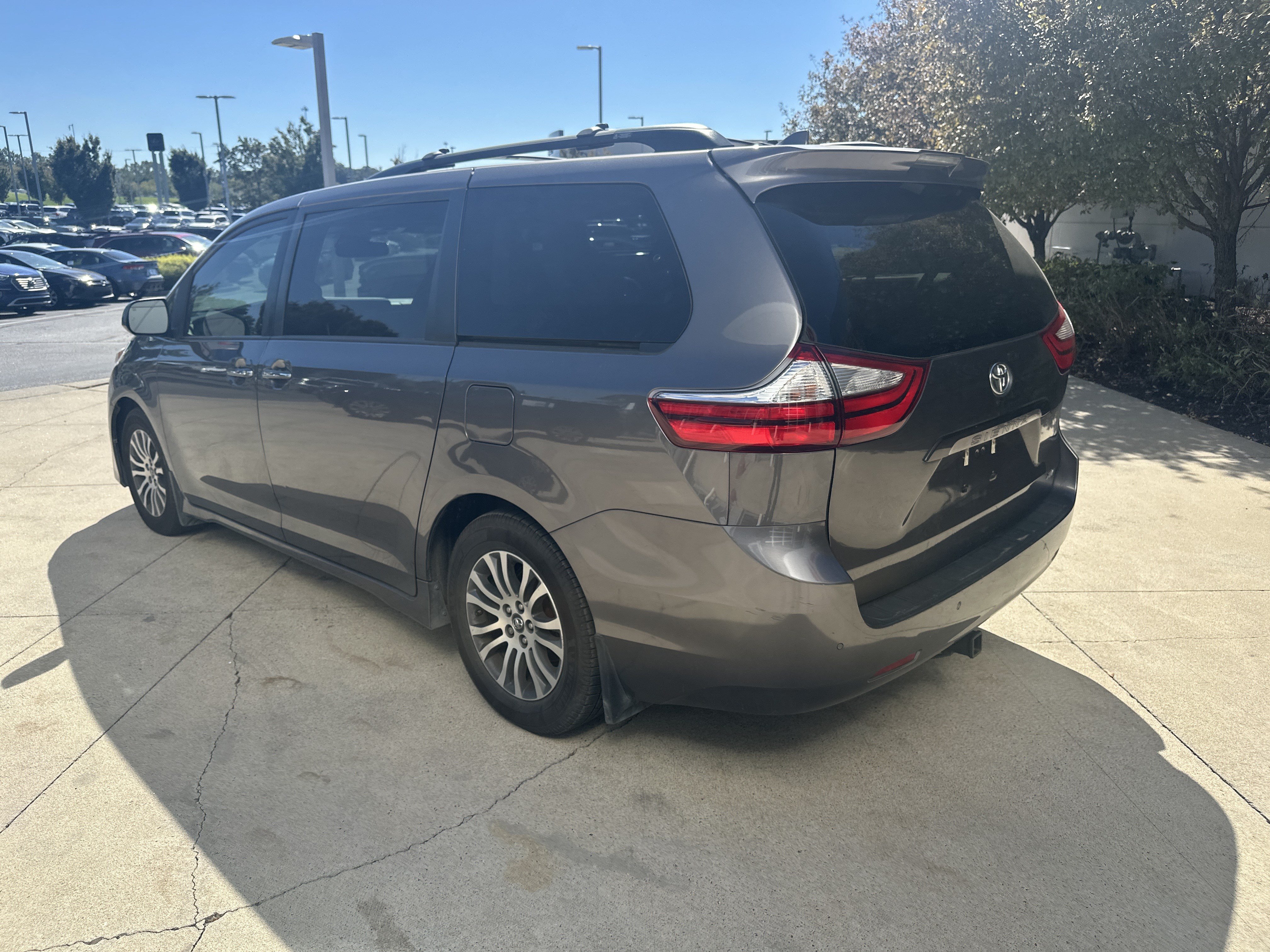 Used 2018 Toyota Sienna XLE w/ XLE Navigation Package FWD image 7
