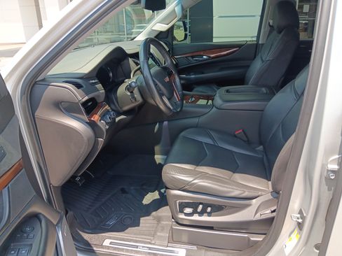 Used 2019 Cadillac Escalade Luxury AWD/4WD image 10