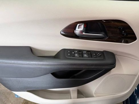 Used 2024 Chrysler Pacifica Limited FWD image 18